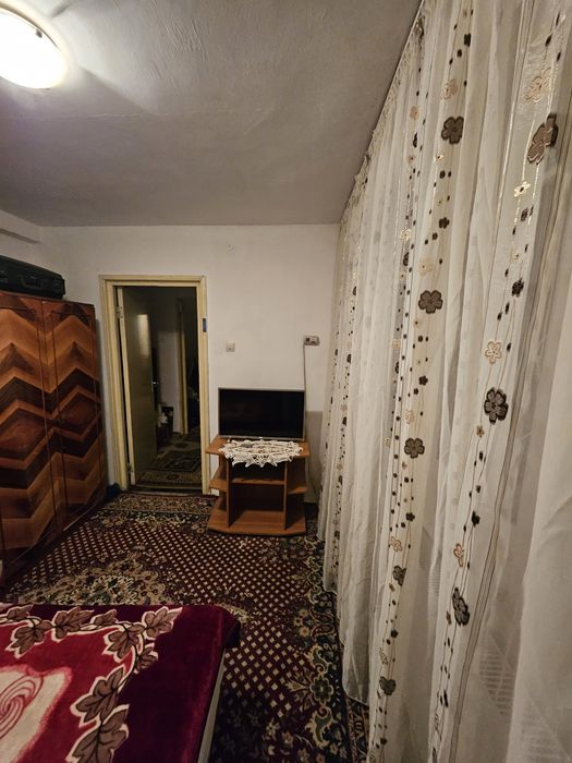 Închiriez apartament cu 2 camere
