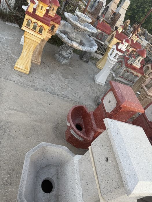Чешми, мивки, параклиси, фонтани, фигурки