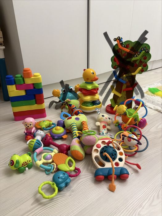 Продам игрушки для малышей