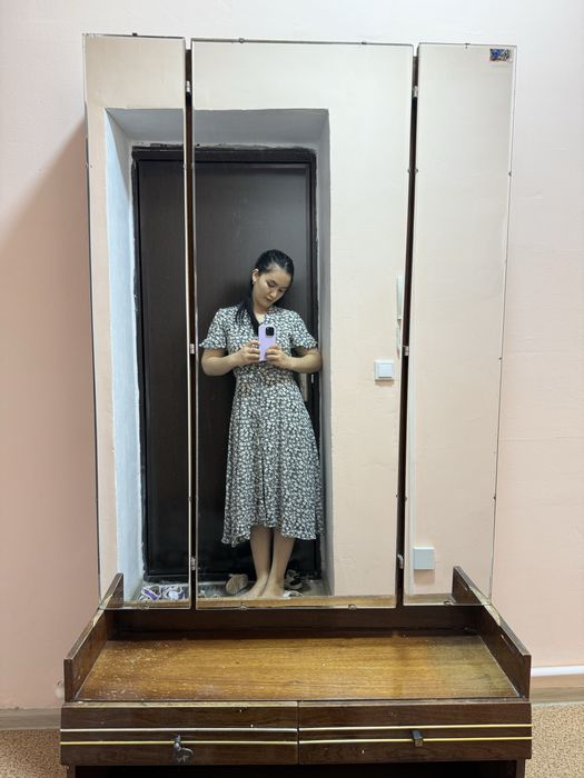 Тримо с зеркалом для прихожей