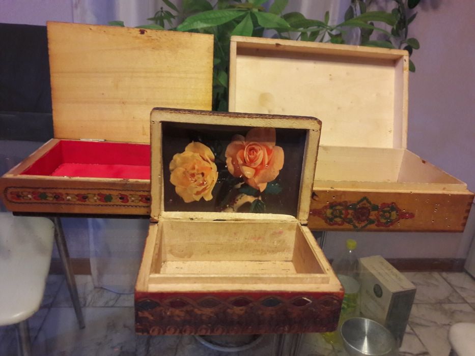 Ретро шнола,колан,панери и дървени кутии.