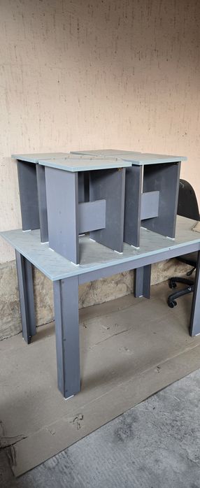 Стол  и 4 табуретки новые