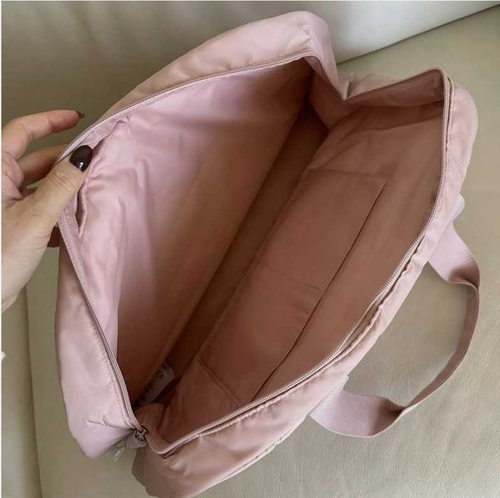 Victoria’s Secret Duffle Bag голяма чанта с метално златисто лого