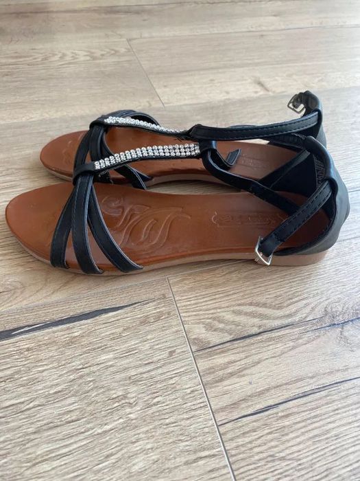 Черни сандали за лятото