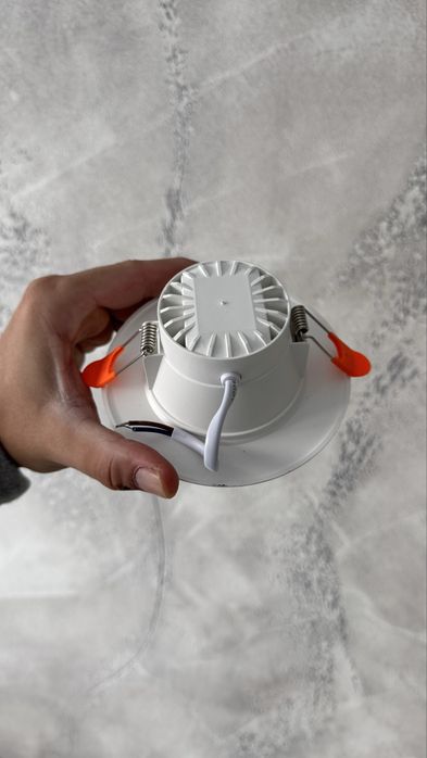 6 броя RGB LED лунички +CCT с вграден интелигентен светодиод