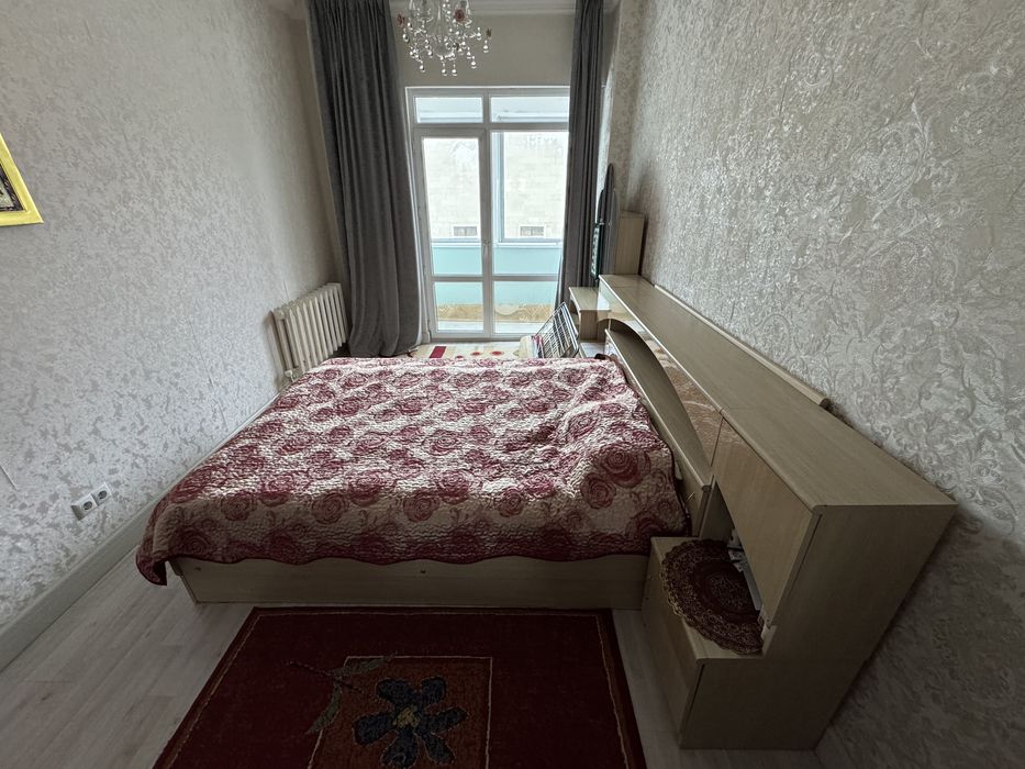 Двуспальная кровать с трюмой