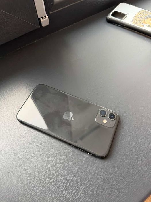 Vand iphone 11 bine intretinut