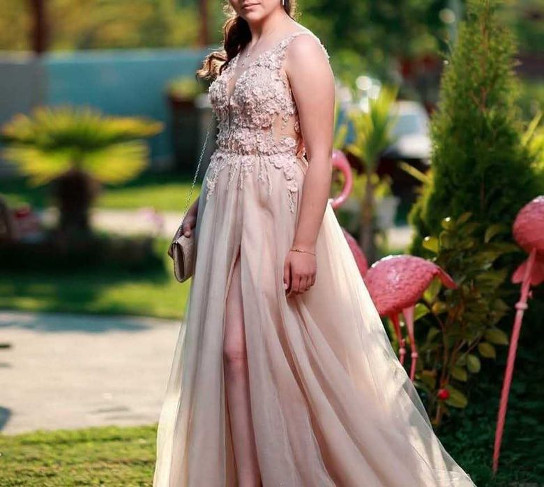 Бежова бална рокля