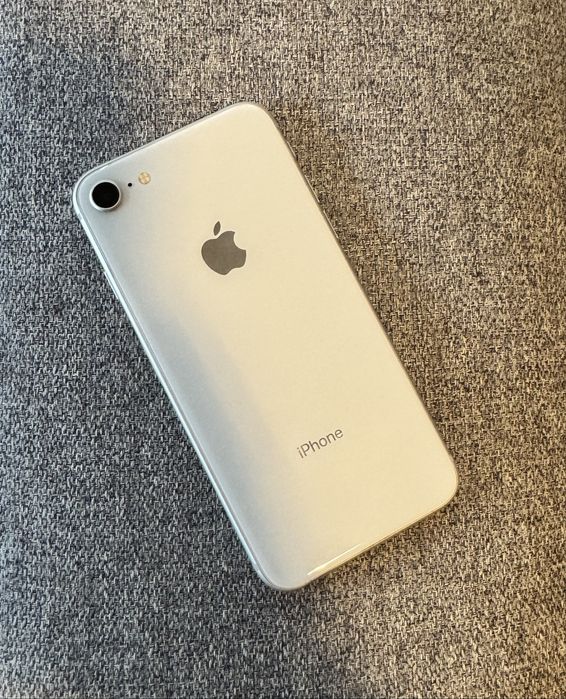 Телефон IPhone 8