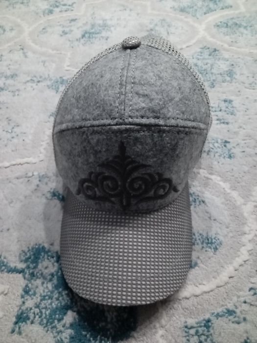 Кепка новая с орнаментом.