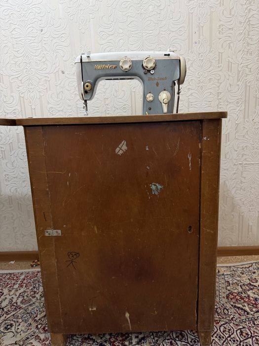 Швейная машина в рабочем состояние