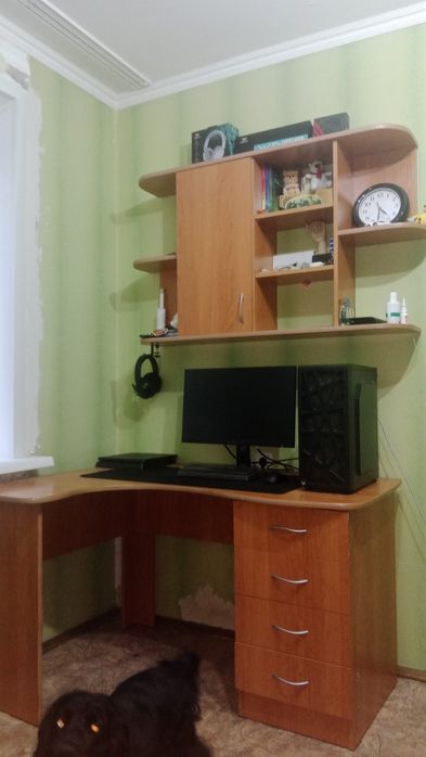 Продам стол с полками