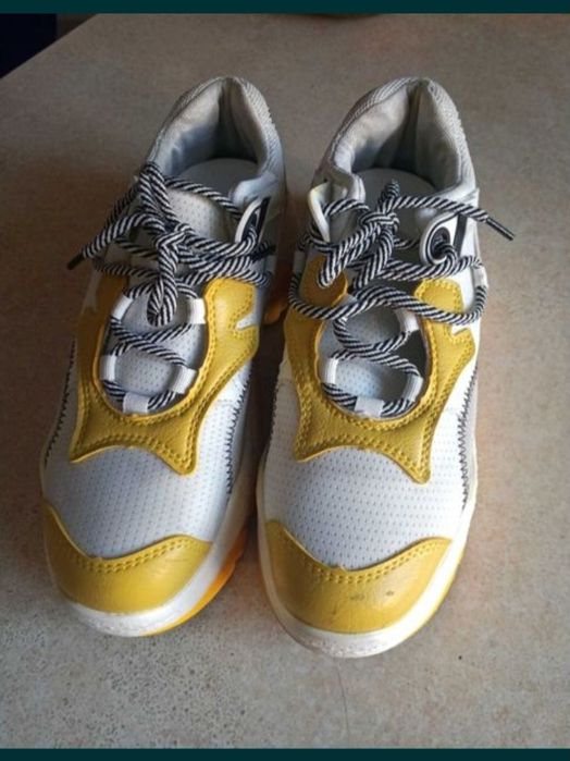 Кроссовки женские