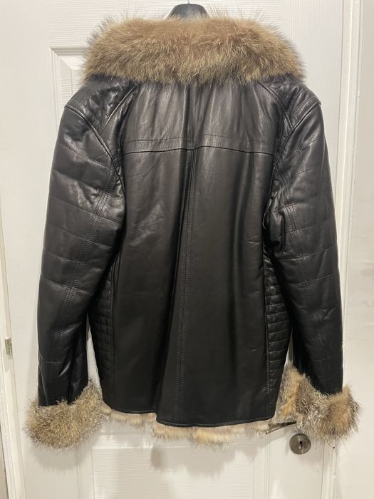 Кожено яке със косъм от вълк.