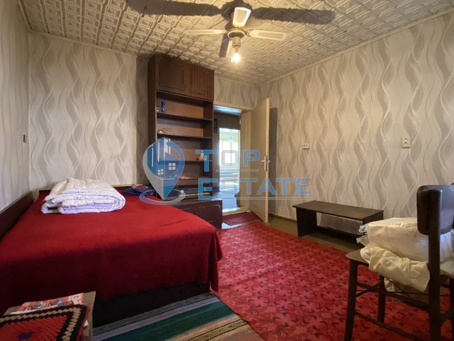 Тухлена къща с помещения за заведение и хранителен магазин в с. Нова