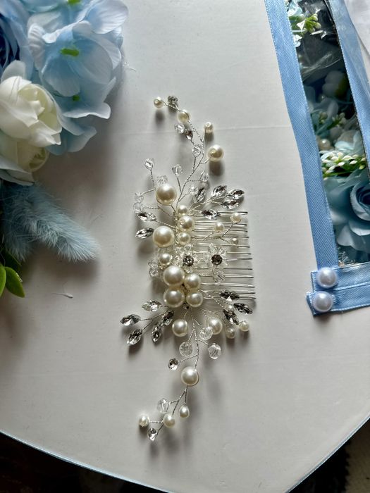 Булчинска рокля с перли , чисто нова- бял цвят. Отговаря на размер М.