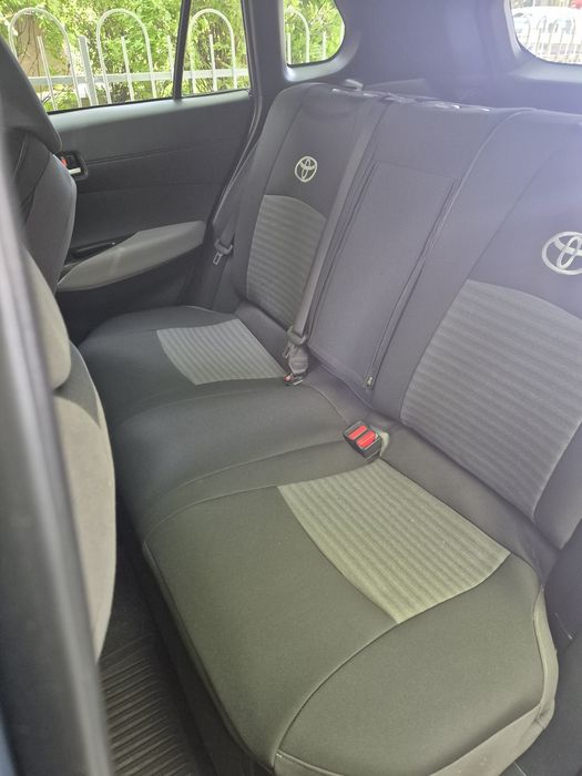 Huse auto Toyota Corolla sedan si Cross, Yaris Cross