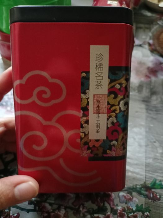 Металлические баночки - коробочкии две светящие игрушки