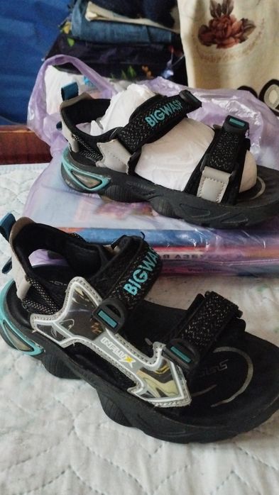 Продам детские сандалии