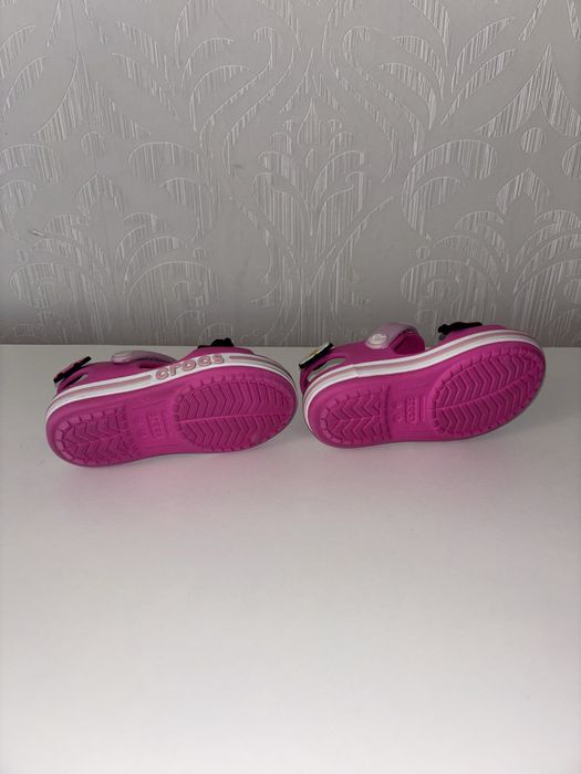 Продам оригинальные crocs с джиббитсами