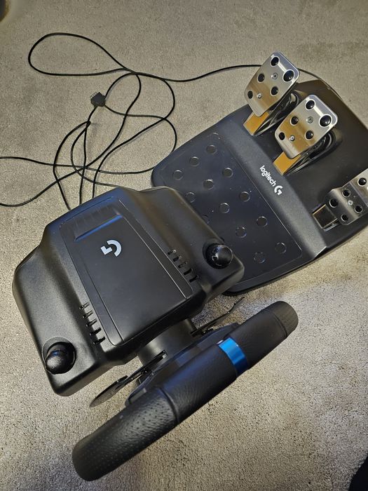 Продавам/заменям Logitech g923 волан и педали.