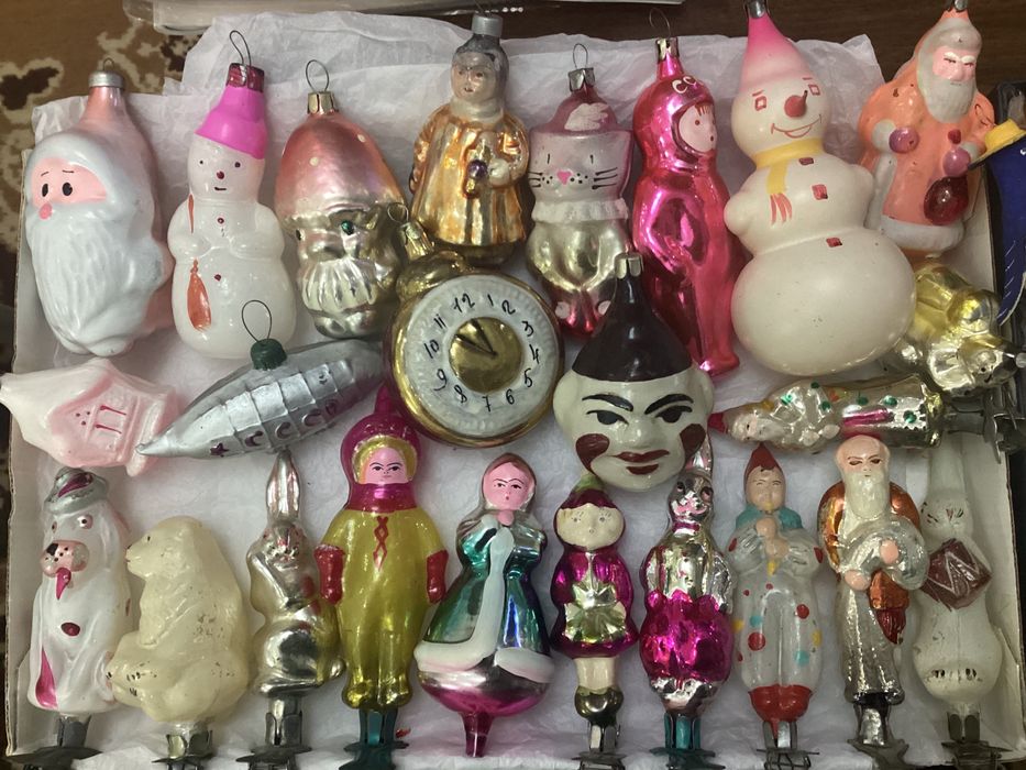 Продаются ёлочные игрушки.