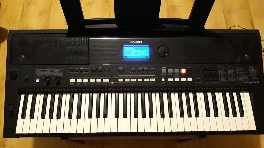 Продавам синтезатор Yamaha PSR-E433 подходящ също и за изучаващи пиано