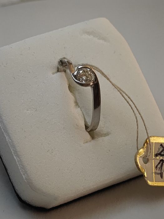 Продавам златен пръстен с диамант