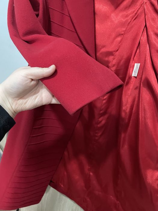 Продам красное пальто