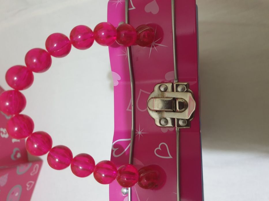 Киндер игрушки и сумочка.