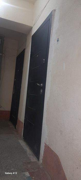 Kvartira sotiladi Navoiy shahar Detiskiy balnisa yonida Pedinustut old