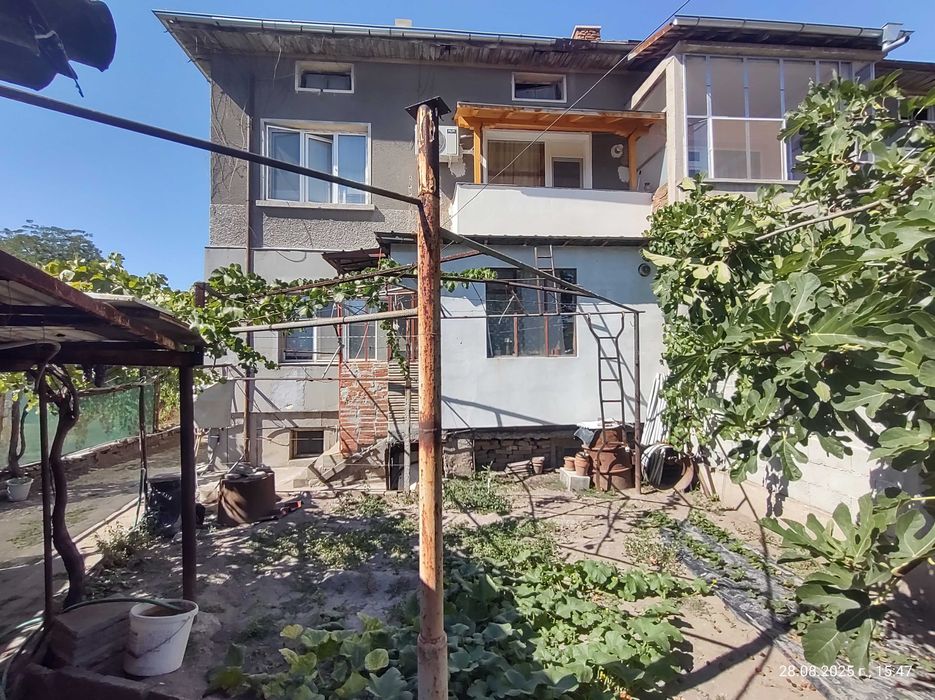 Продавам етаж от къща в Първомай