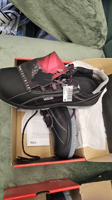 Bocanci de munca/Safety shose marimea 41 si 42