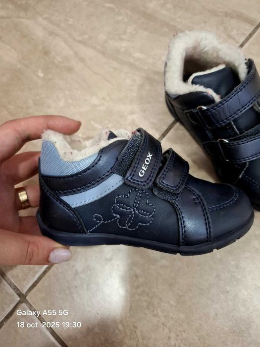 Ghetute joase imblanite, firma Geox, marimea 24