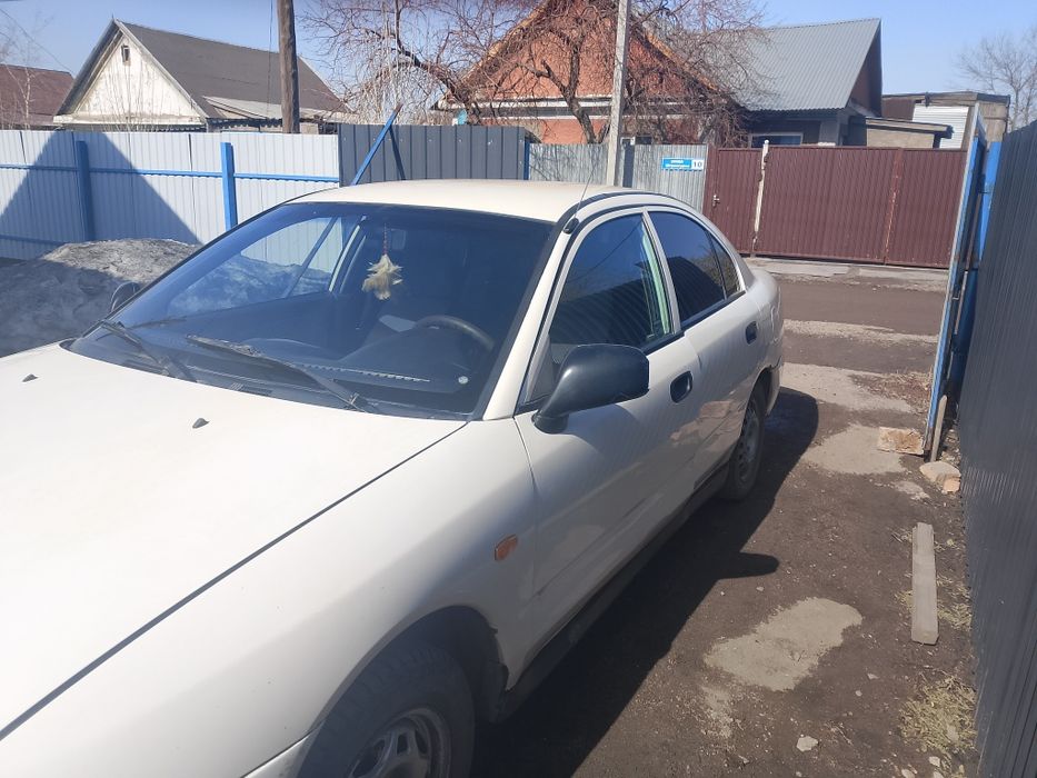 Машина Mitsubishi Carisma