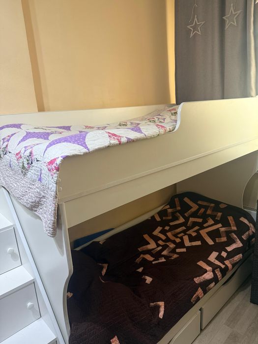 Стол и двухъяростная кровать