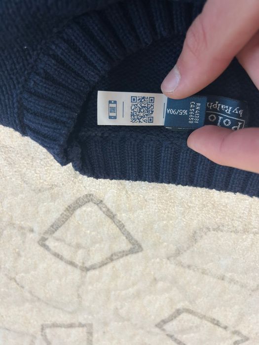 Продавам употребяван пуловер на Polo Ralph Lauren в перфектно състояние.