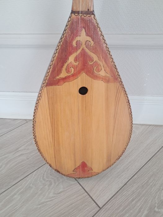 Домбру продам может кому нужно.