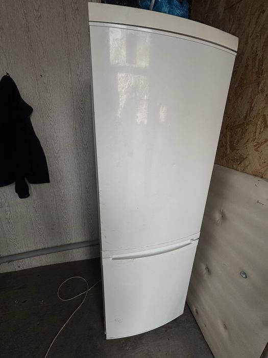 Холадильник Zanussi zrb34