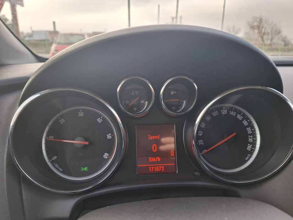 Auto Opel Astra J Sports Tourer