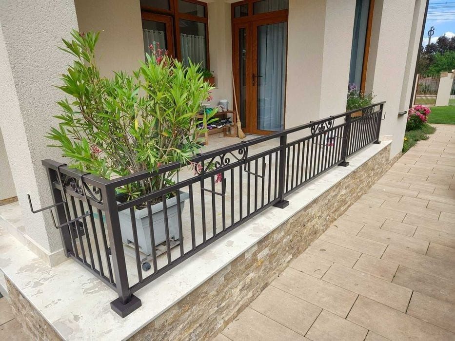 Balustrada din fier forjat și tablă decupată.