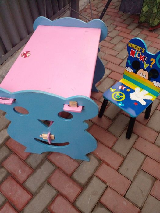 Детский столик с новым стульчиком  для дошкольника