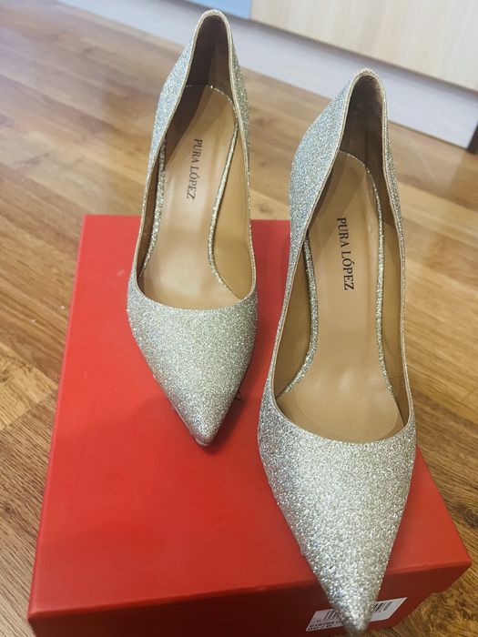 Златисти обувки