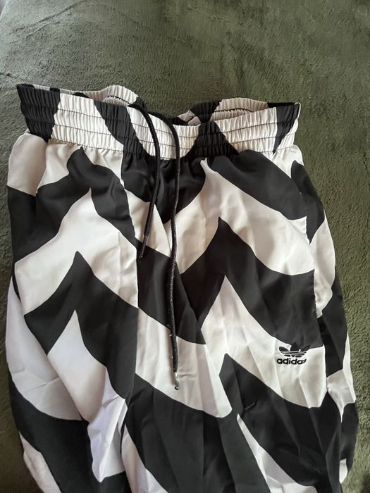 Чисто нова долница на Adidas