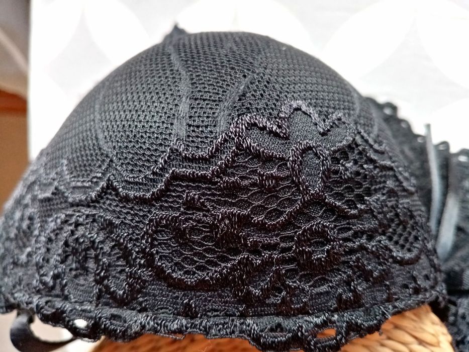 Нов черен сутиен 75 B/C с твърди чашки