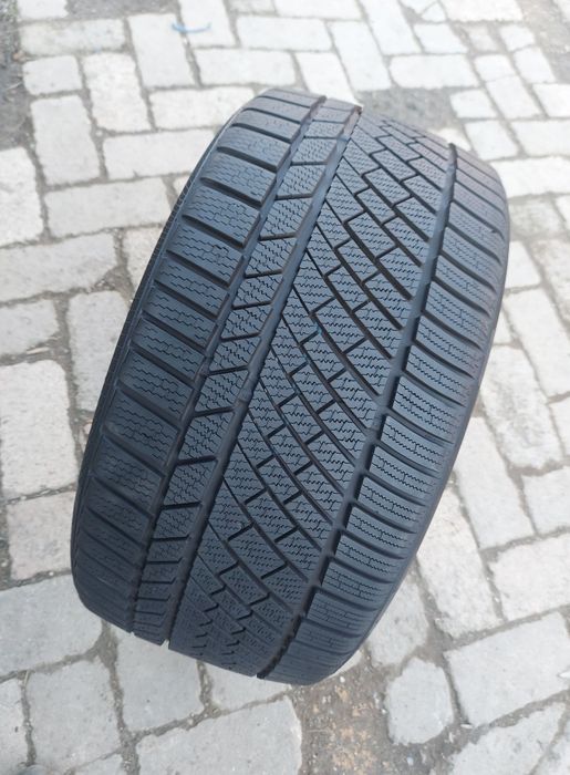 O bucată 275 35/30 R20 M+S iarnă - una Pirelli Continental