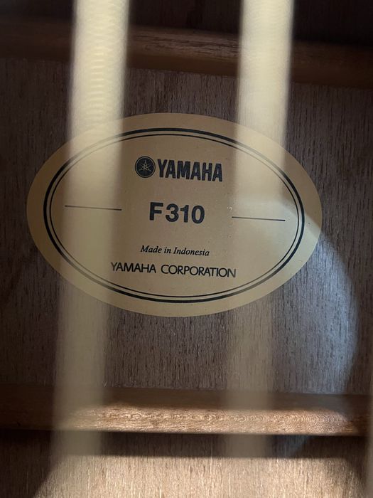 Yamaha F310 gitara