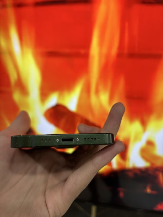 Продам  айфон 13