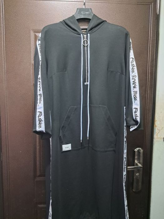 Платье с капюшоном, стильное,  модное