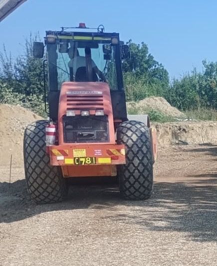 Utilaje pentru constructii, terasamente , santuri , demolari industriale sau civile - de inchiriat